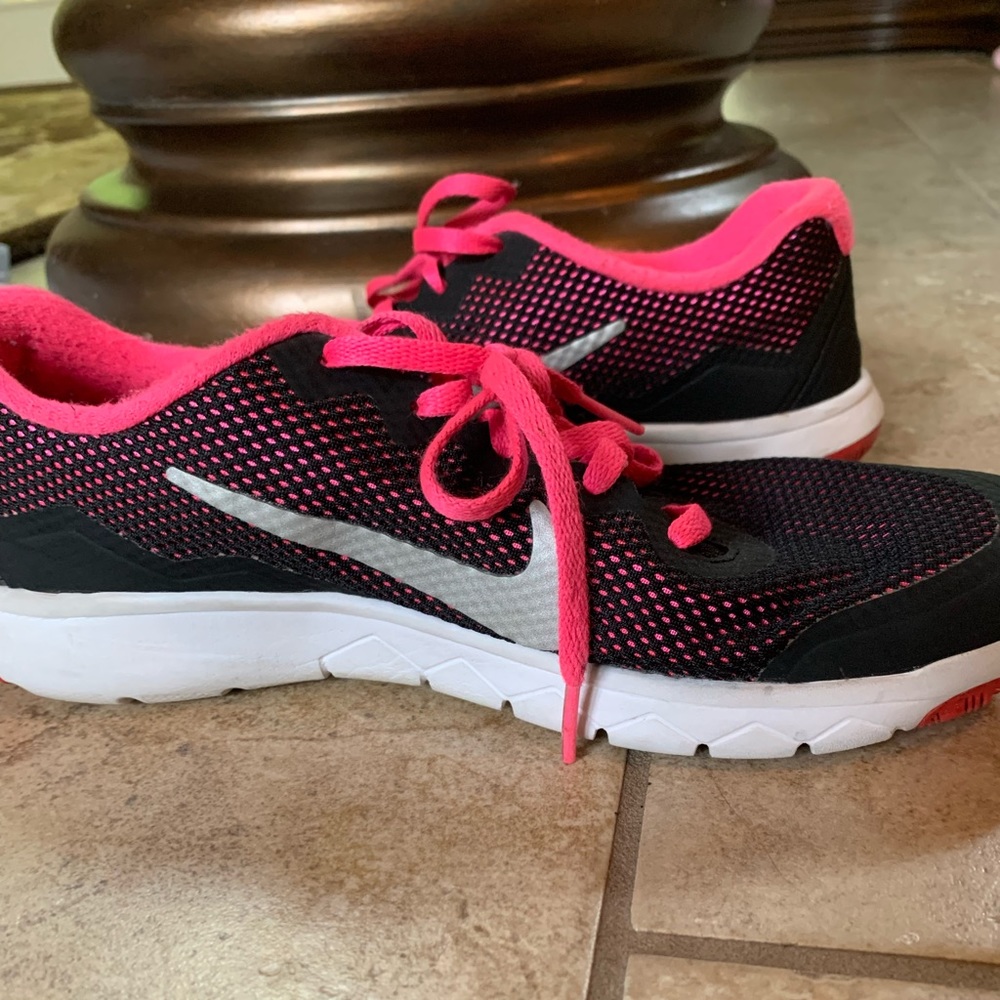 Size 6 youth nike shoes